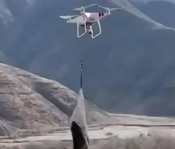 央视曝光“高科技狩猎”：无人机红外锁定野生动物，高空投射金属箭