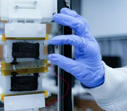 上海科学家团队为软体机器人开发高性能的电作动人工肌肉