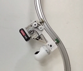 这个机器人是“轨道侠”吧！重力自锁+被动变形，爬弯轨稳如泰山！