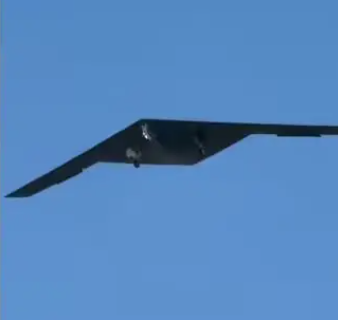 美国神秘隐身无人机 RQ-180 在希腊被拍：腹舱透明光学孔径首次清晰可见
